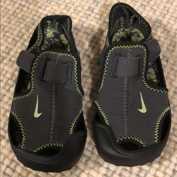 boys nike swim shoes
